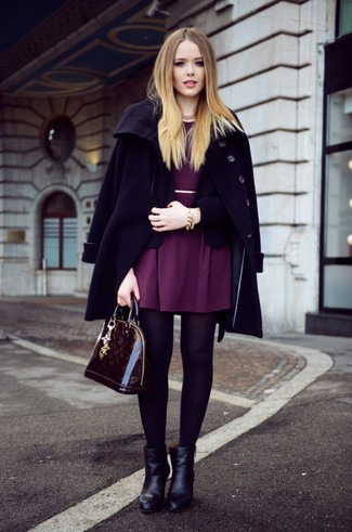 Мода для подростков девушек: Поклонницам стиля smart casual понравится лук из черного пальто и черного пиджака. Вместе с этим нарядом стильно будут смотреться черные кожаные ботильоны.