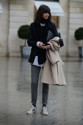 С чем носить темно-серые классические брюки в 30 лет женщине в холод в стиле смарт-кэжуал: Бежевое пальто и темно-серые классические брюки — must have вещи в гардеробе девушек с чувством стиля. Этот образ органично дополнят серые низкие кеды.
