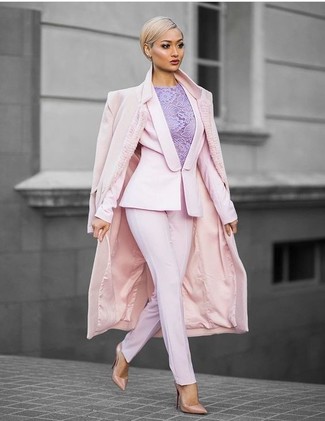 С чем носить пурпурную блузку в прохладную погоду в стиле смарт-кэжуал: Пурпурная блузка и розовые классические брюки — обязательные вещи в арсенале современной женщины. В сочетании с этим нарядом наиболее уместно будут выглядеть бежевые кожаные туфли.