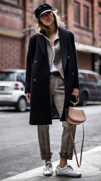 Какие классические брюки носить с серым пиджаком в 20 лет женщине в холод в стиле смарт-кэжуал: Комбо из серого пиджака и классических брюк подчеркнет твою индивидуальность. Такой ансамбль легко приспособить к повседневным нуждам, если надеть в тандеме с ним серебряные кожаные низкие кеды.