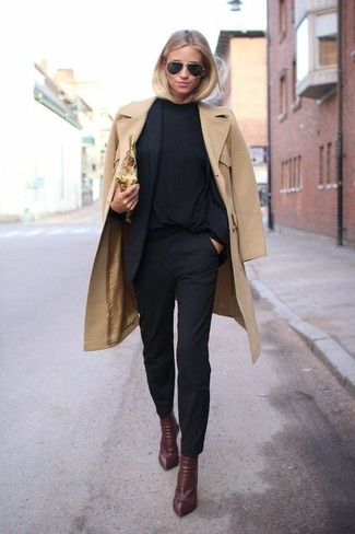 Модный лук: светло-коричневое пальто, черный пиджак, черная футболка с длинным рукавом, черные узкие брюки