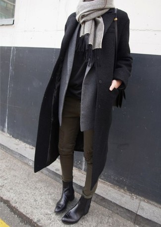 С чем носить серебряный пиджак в 30 лет женщине в холод: Если ты приписываешь себя к той редкой категории леди, неплохо разбирающихся в том, что стильно, а что нет, тебе придется по душе лук из серебряного пиджака и оливковых джинсов скинни. Почему бы не привнести в этот образ толику игривости с помощью черных кожаных ботинок челси?