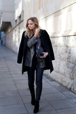 Какие джинсы скинни носить с черным пальто в 20 лет в холод в стиле смарт-кэжуал: Ансамбль из черного пальто и джинсов скинни — прекрасный пример современного городского стиля. Черные замшевые ботильоны становятся великолепным завершением твоего образа.