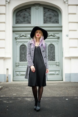 Женское бело-черное пальто с узором "гусиные лапки" от Eleventy
