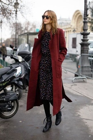 Какие платья-миди носить с красным пальто в прохладную погоду: Если ты считаешь себя одной из тех женщин, неплохо разбирающихся в моде, тебе понравится лук из красного пальто и платья-миди. Вместе с этим луком отлично смотрятся черные кожаные ботильоны.