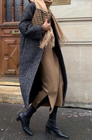 С чем носить светло-коричневый шарф женщине в прохладную погоду: Темно-серое пальто с узором "в ёлочку" и светло-коричневый шарф — выбор леди, которые никогда не сидят на месте. В качестве дополнения к ансамблю сюда напрашиваются черные кожаные ботильоны.