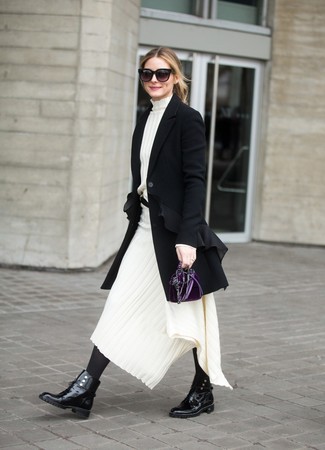 Как Olivia Palermo носит Черное пальто, Белое вязаное платье-миди, Черные кожаные ботинки на шнуровке, Темно-пурпурный бархатный клатч