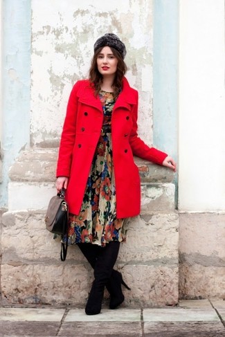 Как носить платье-миди с ботфортами в холод в стиле смарт-кэжуал: Платье-миди и красное пальто несомненно украсят гардероб любой девушки. В тандеме с этим образом наиболее выигрышно выглядят ботфорты.
