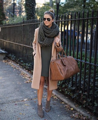 С чем носить темно-коричневую спортивную сумку в 30 лет женщине осень: Если у тебя наметился суматошный день, сочетание светло-коричневого пальто и темно-коричневой спортивной сумки позволит составить комфортный лук в повседневном стиле. Серые замшевые ботильоны отлично впишутся в образ. Нам нравится такой образ на весенне-осенний период.