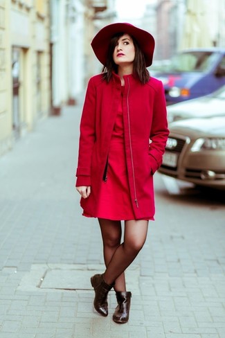 С чем носить темно-красное пальто женщине: Лук из темно-красного пальто и красного платья с плиссированной юбкой поможет составить необычный ансамбль в расслабленном стиле. Темно-коричневые кожаные ботильоны — великолепный выбор, чтобы завершить лук.