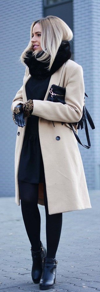 Модный лук: светло-коричневое пальто, черное платье-свитер, черные кожаные ботильоны, черная замшевая сумка через плечо c бахромой