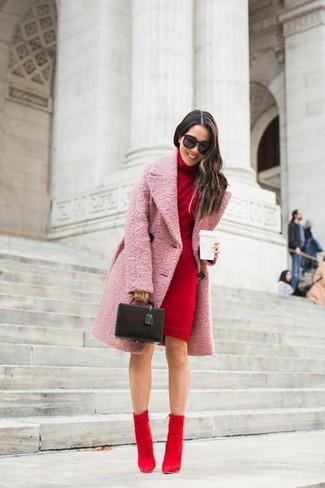 Модный лук: розовое пальто, красное платье-свитер, красные замшевые ботильоны, черный кожаный клатч
