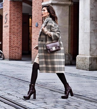С чем носить бежевое пальто в шотландскую клетку в 30 лет женщине осень в деловом стиле: Бежевое пальто в шотландскую клетку и бежевое платье-свитер — беспроигрышный вариант, если ты ищешь расслабленный, но в то же время модный лук. Темно-красные кожаные ботильоны станут хорошим завершением твоего наряда. Само собой разумеется, такое сочетание одежды будет замечательной идеей для изменчивой осенней погоды.