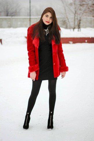 С чем носить темно-красное пальто женщине: Дуэт темно-красного пальто и черного платья-свитера позволит выглядеть по моде, а также выразить твой индивидуальный стиль. Очень уместно здесь смотрятся черные замшевые ботильоны.