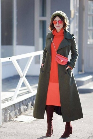 С чем носить темно-бирюзовую шапку в 20 лет женщине осень в деловом стиле: Если в одежде ты делаешь ставку на комфорт и функциональность, оливковое пальто и темно-бирюзовая шапка — превосходный выбор для расслабленного наряда на каждый день. Думаешь привнести в этот наряд немного классики? Тогда в качестве дополнения к этому луку, стоит обратить внимание на темно-красные замшевые ботфорты. Можем смело заявлять, подобный лук будет бомбой для межсезонья, когда погода становится непредсказуемой.