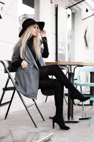 С чем носить серое пальто женщине: Сочетание серого пальто и черного платья-свитера выглядит очень классно и необычно. Черные замшевые ботфорты — отличный вариант, чтобы закончить образ.