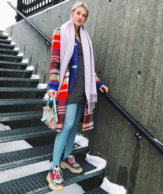 С чем носить светло-фиолетовый шарф женщине в холод: Красное пальто в шотландскую клетку и светло-фиолетовый шарф — замечательная формула для создания приятного и незамысловатого наряда. Разноцветные кроссовки помогут сделать ансамбль не таким строгим.