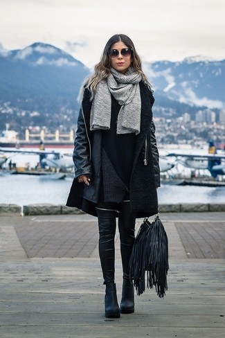 С чем носить серый шарф женщине в прохладную погоду: Черное пальто букле и серый шарф — стильный выбор девчонок, которые никогда не сидят на месте. Пара черных кожаных массивных ботильонов идеально подойдет к остальным вещам из образа.