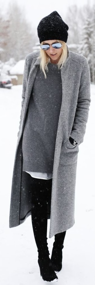 С чем носить платье-свитер в 30 лет: Сочетание платья-свитера и серого пальто поможет создать незаезженный образ в непринужденном стиле. В этот наряд легко интегрировать пару черных замшевых ботфортов.