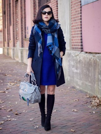 С чем носить синее пальто женщине в стиле смарт-кэжуал: Стильное сочетание синего пальто и синего платья-свитера поможет выразить твою индивидуальность и выигрышно выделиться из общей массы. Весьма подходяще здесь выглядят черные замшевые сапоги.