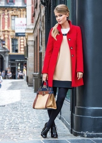 Модный лук: красное пальто, бежевое шерстяное платье-футляр, черные кожаные ботильоны на шнуровке, светло-коричневая кожаная сумка-саквояж