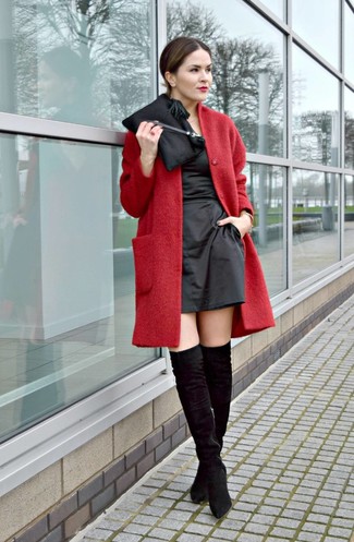 С чем носить черные ботфорты осень в деловом стиле: Красное пальто и черное сатиновое платье-футляр — неотъемлемые вещи в арсенале дамского пола с превосходным чувством стиля. Вместе с этим луком чудесно будут смотреться черные ботфорты. Нам кажется, это классная задумка в прохладную осеннюю погоду.