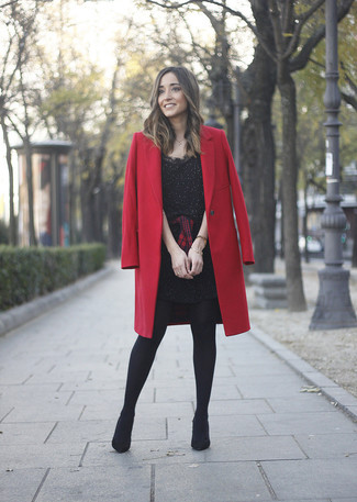 С чем носить рубашку в 30 лет женщине в холод: Рубашка и красное пальто — отличный выбор для поклонниц стиля smart casual. Очень уместно здесь смотрятся черные замшевые ботильоны.