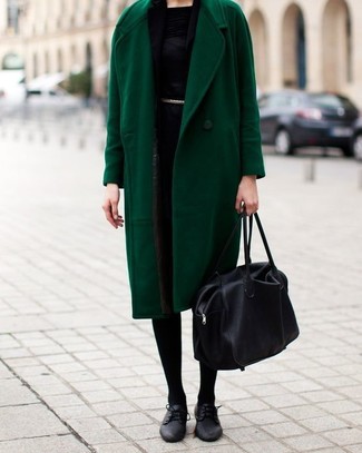 Модный лук: зеленое пальто, черное платье-футляр, черные кожаные оксфорды, черная кожаная большая сумка