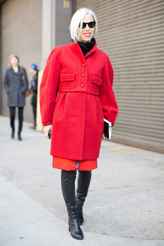 Какое пальто носить с черными сапогами в прохладную погоду: Сочетание пальто и красного платья-футляра поможет выразить твой запоминающийся личный стиль и выделиться из общей массы. В паре с этим луком наиболее уместно выглядят черные сапоги.