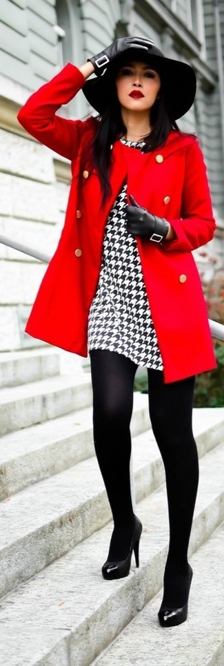С чем носить черные кожаные туфли в холод: Красное пальто и бело-черное платье-футляр с узором "гусиные лапки" помогут составить необыденный лук для рабочего дня в офисе. Черные кожаные туфли идеально дополнят этот лук.
