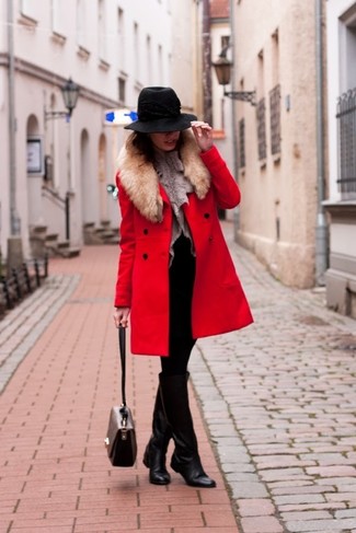 С чем носить черные кожаные сапоги в стиле смарт-кэжуал: Красное пальто с меховым воротником и серая меховая безрукавка надежно закрепились в гардеробе многих модниц, позволяя составлять потрясающие и функциональные ансамбли. В сочетании с этим нарядом наиболее выигрышно выглядят черные кожаные сапоги.