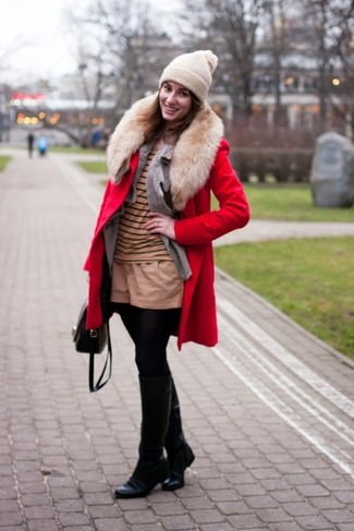 С чем носить серебряную сумку-саквояж: Такое простое и практичное сочетание вещей, как красное пальто с меховым воротником и серебряная сумка-саквояж, нравится женщинам, которые любят проводить дни активно. Если ты не боишься применять в своих ансамблях разные стили, из обуви можешь надеть черные кожаные сапоги.