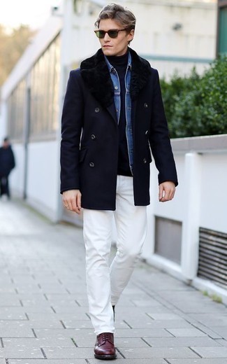 Какие брюки чинос носить с синей джинсовой рубашкой зима в стиле смарт-кэжуал: Синяя джинсовая рубашка и брюки чинос надежно закрепились в гардеробе современных парней, позволяя создавать незаезженные и комфортные ансамбли. Темно-красные кожаные повседневные ботинки добавят ансамблю элегантности. Хороший зимний лук!