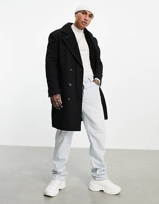 С чем носить черное пальто с меховым воротником мужчине: Черное пальто с меховым воротником и голубые джинсы позволят создать гармоничный модный лук. Белые кроссовки создадут легкое настроение.