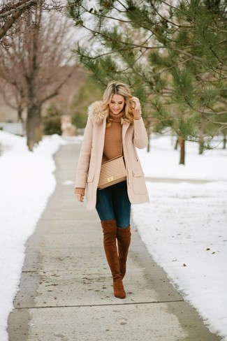 С чем носить замшевые ботинки в 30 лет женщине в прохладную погоду в деловом стиле: Бежевое пальто с меховым воротником и темно-синие джинсы скинни — прекрасная идея для простого, но модного ансамбля. Этот наряд удачно дополнят замшевые ботинки.