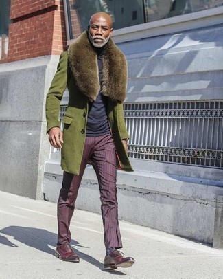 Как носить классические брюки с оксфордами за 40 лет в прохладную погоду: Сочетание оливкового пальто с меховым воротником и классических брюк позволит исполнить строгий деловой стиль. Очень выигрышно здесь будут выглядеть оксфорды.