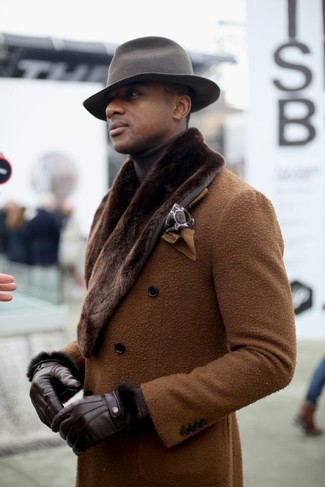 С чем носить табачную водолазку в 30 лет мужчине в прохладную погоду: Сочетание табачной водолазки и коричневого пальто с меховым воротником выглядит очень привлекательно, согласен?