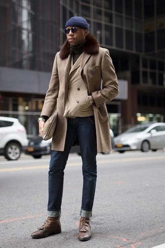 С чем носить светло-коричневый двубортный пиджак в 30 лет мужчине в холод: Светло-коричневый двубортный пиджак и темно-синие джинсы — великолепный выбор для воплощения мужского лука в стиле смарт-кэжуал. Создать красивый контраст с остальными вещами из этого лука помогут коричневые кожаные повседневные ботинки.