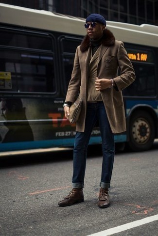 С чем носить пальто с меховым воротником мужчине: Пальто с меховым воротником и темно-синие джинсы позволят создать необычный мужской лук для работы в офисе. В паре с этим образом наиболее выгодно выглядят темно-коричневые кожаные повседневные ботинки.