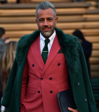 С чем носить темно-зеленый галстук с принтом за 40 лет мужчине в холод: Темно-зеленое пальто с меховым воротником в сочетании с темно-зеленым галстуком с принтом — олицетворение строгого мужского стиля.