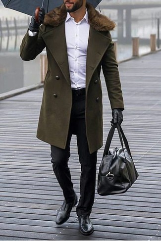 С чем носить черные кожаные оксфорды в 30 лет в холод: Оливковое пальто с меховым воротником и черные классические брюки — превосходный пример строгого мужского стиля. Черные кожаные оксфорды становятся превосходным дополнением к твоему образу.