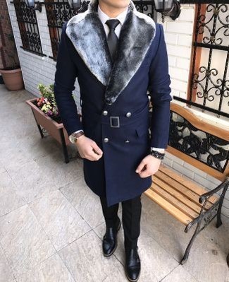 С чем носить черный галстук мужчине в холод в деловом стиле: Темно-синее пальто с меховым воротником в сочетании с черным галстуком позволит создать стильный и привлекательный образ. Создать модный контраст с остальными вещами из этого лука помогут черные кожаные монки с двумя ремешками.