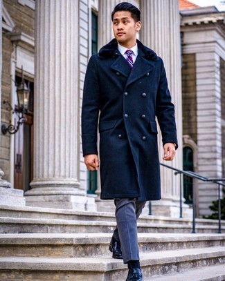 Какие классические брюки носить с бело-темно-синей классической рубашкой в 20 лет мужчине в прохладную погоду: Бело-темно-синяя классическая рубашка в сочетании с классическими брюками позволит создать модный и привлекательный ансамбль. Ты можешь легко адаптировать такой лук к повседневным условиям городской жизни, надев черными кожаными лоферами с кисточками.