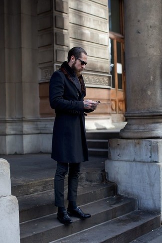 Мужское темно-синее пальто с меховым воротником от Gabriele Pasini