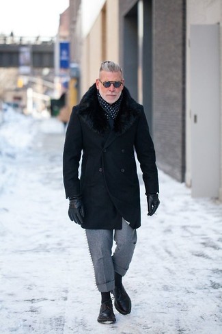 С чем носить темно-серые классические брюки за 50 лет мужчине зима в деловом стиле: Любой джентльмен будет выглядеть с иголочки в черном пальто с меховым воротником и темно-серых классических брюках. Этот образ неплохо завершат черные кожаные туфли дерби. Подобное сочетание станет прекрасным выбором даже, если за окном сильный мороз.