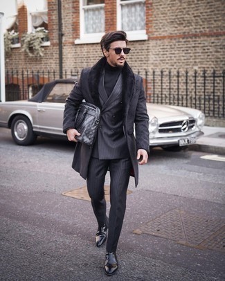 С чем носить серый портфель зима: Черное пальто с меховым воротником и серый портфель — великолепная формула для воплощения стильного и простого ансамбля. Хотел бы сделать лук немного элегантнее? Тогда в качестве обуви к этому образу, выбирай черные кожаные ботинки челси. Если ты не хочешь жертвовать стилем даже в осенне-зимний сезон, это сочетание вещей несомненно будет по вкусу.