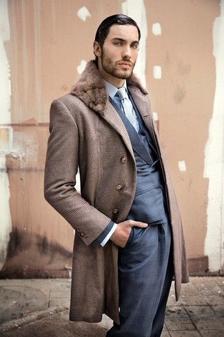 С чем носить коричневое пальто с меховым воротником мужчине в деловом стиле: Для воплощения строгого мужского вечернего лука чудесно подойдет коричневое пальто с меховым воротником и темно-синий костюм в шотландскую клетку.