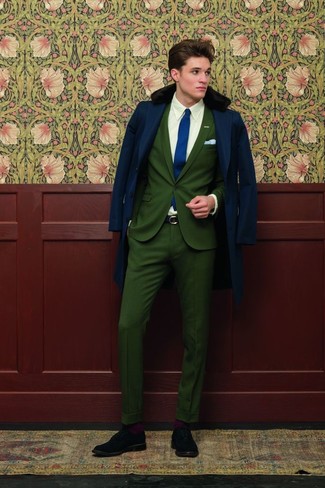 Модный лук: темно-синее пальто с меховым воротником, темно-зеленый костюм, белая классическая рубашка, черные замшевые броги