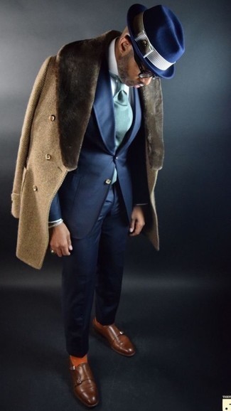 Модный лук: светло-коричневое пальто с меховым воротником, темно-синий костюм, белая классическая рубашка, коричневые кожаные монки с двумя ремешками