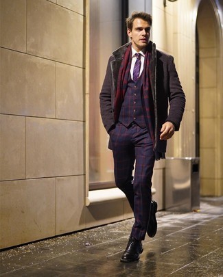 С чем носить пурпурный галстук в горизонтальную полоску мужчине зима: Несмотря на то, что это весьма выдержанный ансамбль, тандем темно-коричневого пальто с меховым воротником и пурпурного галстука в горизонтальную полоску является постоянным выбором стильных мужчин, неизбежно покоряя при этом дамские сердца. Поклонники рискованных вариантов могут дополнить образ черными кожаными ботинками броги. Если ты часто мерзнешь в студеную зимнюю пору, этот ансамбль позволит тебе всегда чувствовать себя тепло и уютно.